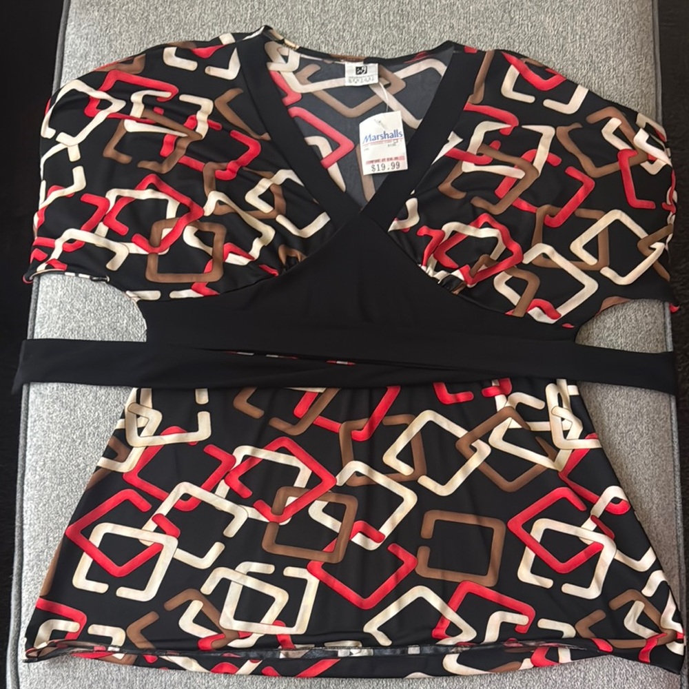 Women’s ING Geometric Print Top. Size Large. NWT. Non-Smoking
